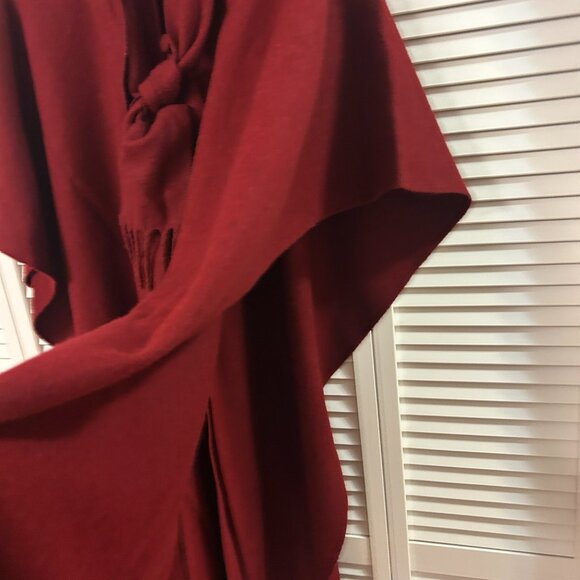 New. 100% Wool Poncho/Cape with Scarf: One Size - Picture 8 of 13